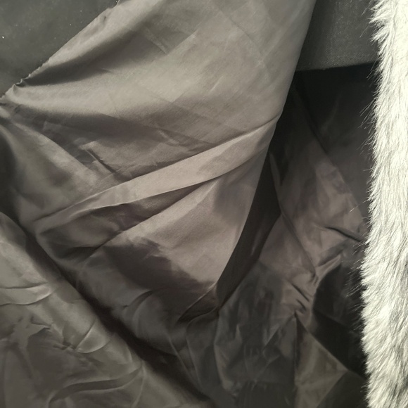 NWOT Dramatic Black Faux Suede and Faux Silver Fox Fur Trim - Picture 3 of 4